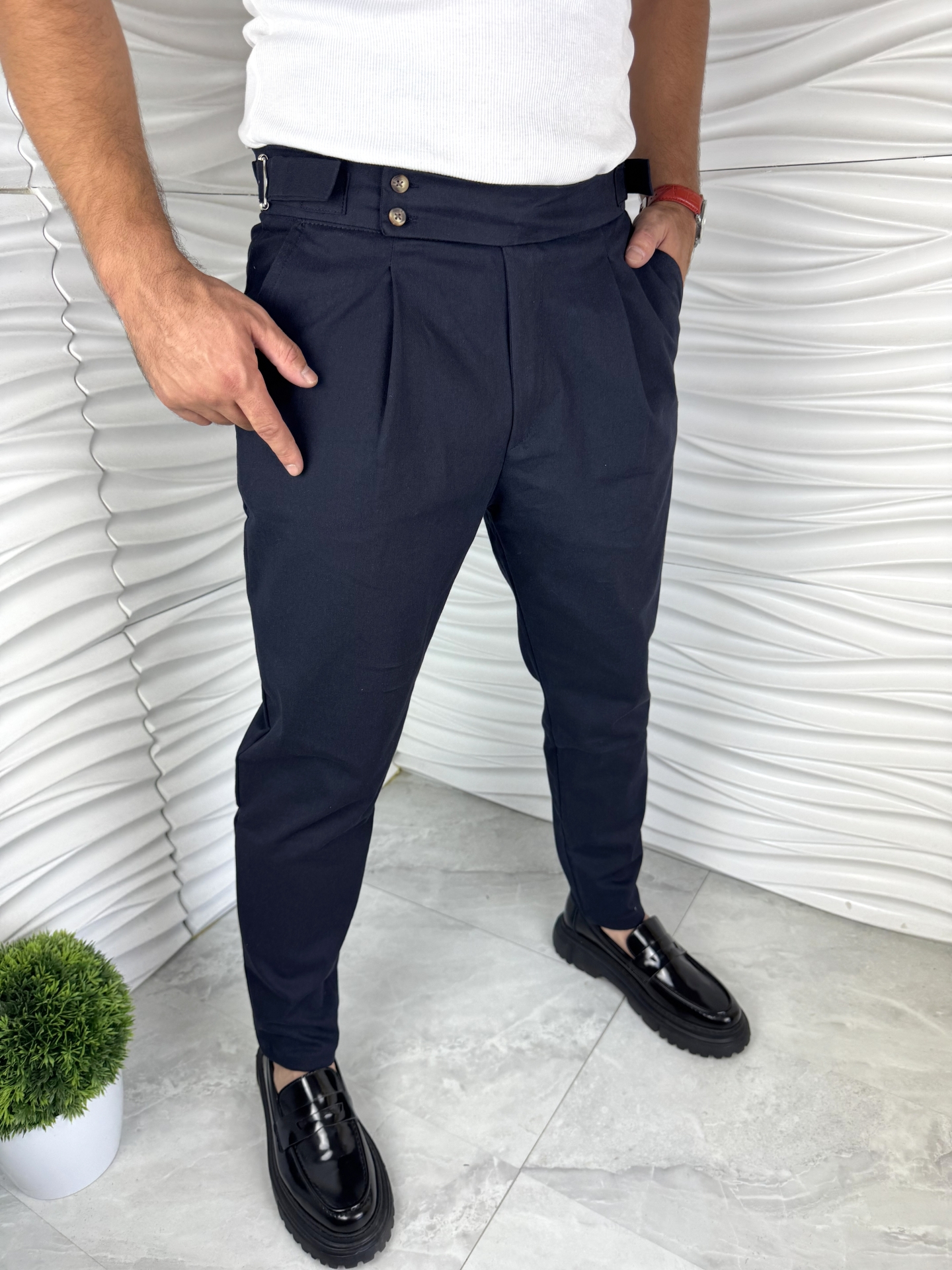 Мъжки панталони в тъмно син цвят с тока