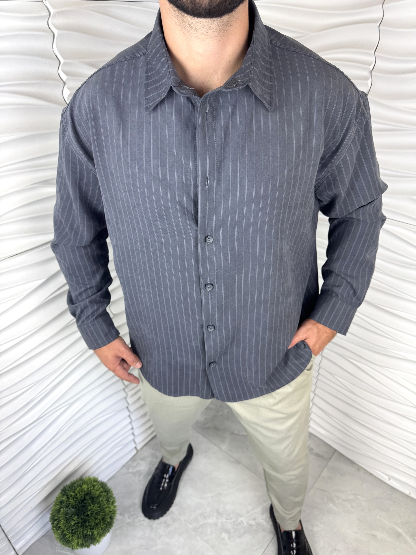 Мъжка спортно елегантна риза в сив цвят райе