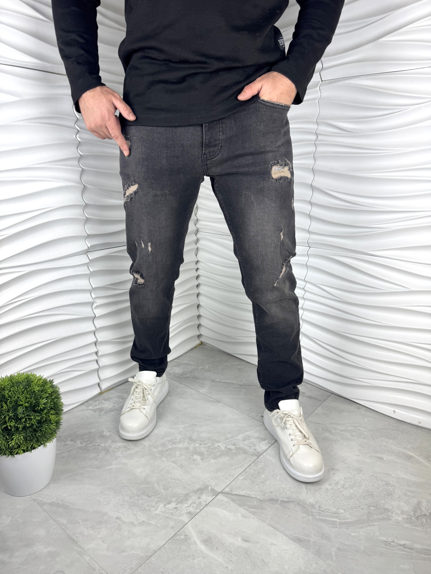 Мъжки дънки в черен цвят с накъсан ефект 