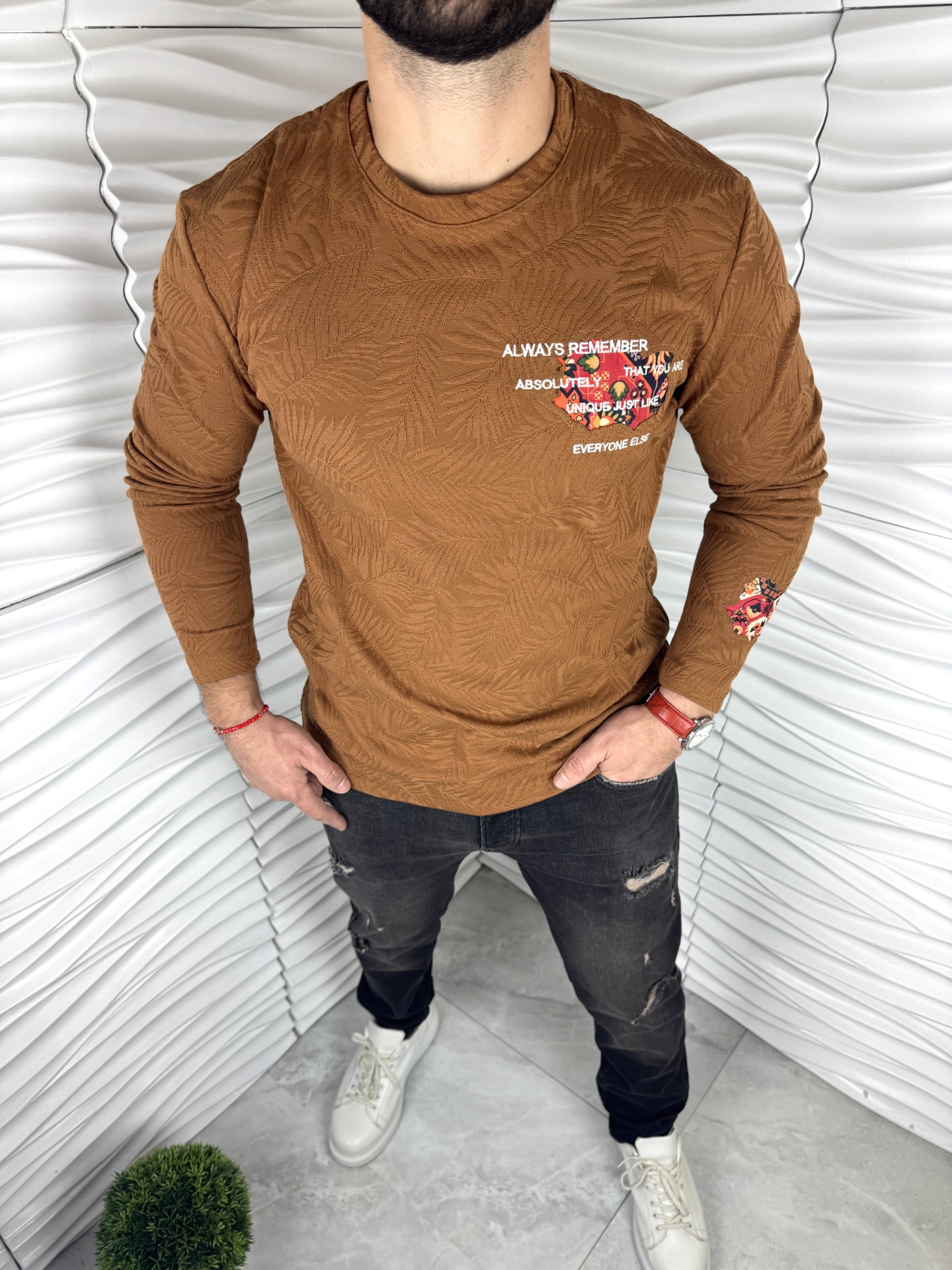 Мъжка блуза в кафяв цвят с надпис отпред 