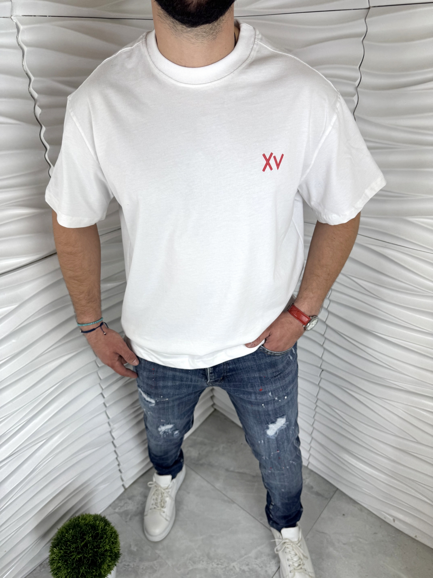 Мъжка тениска в бял цвят ,,XV" 