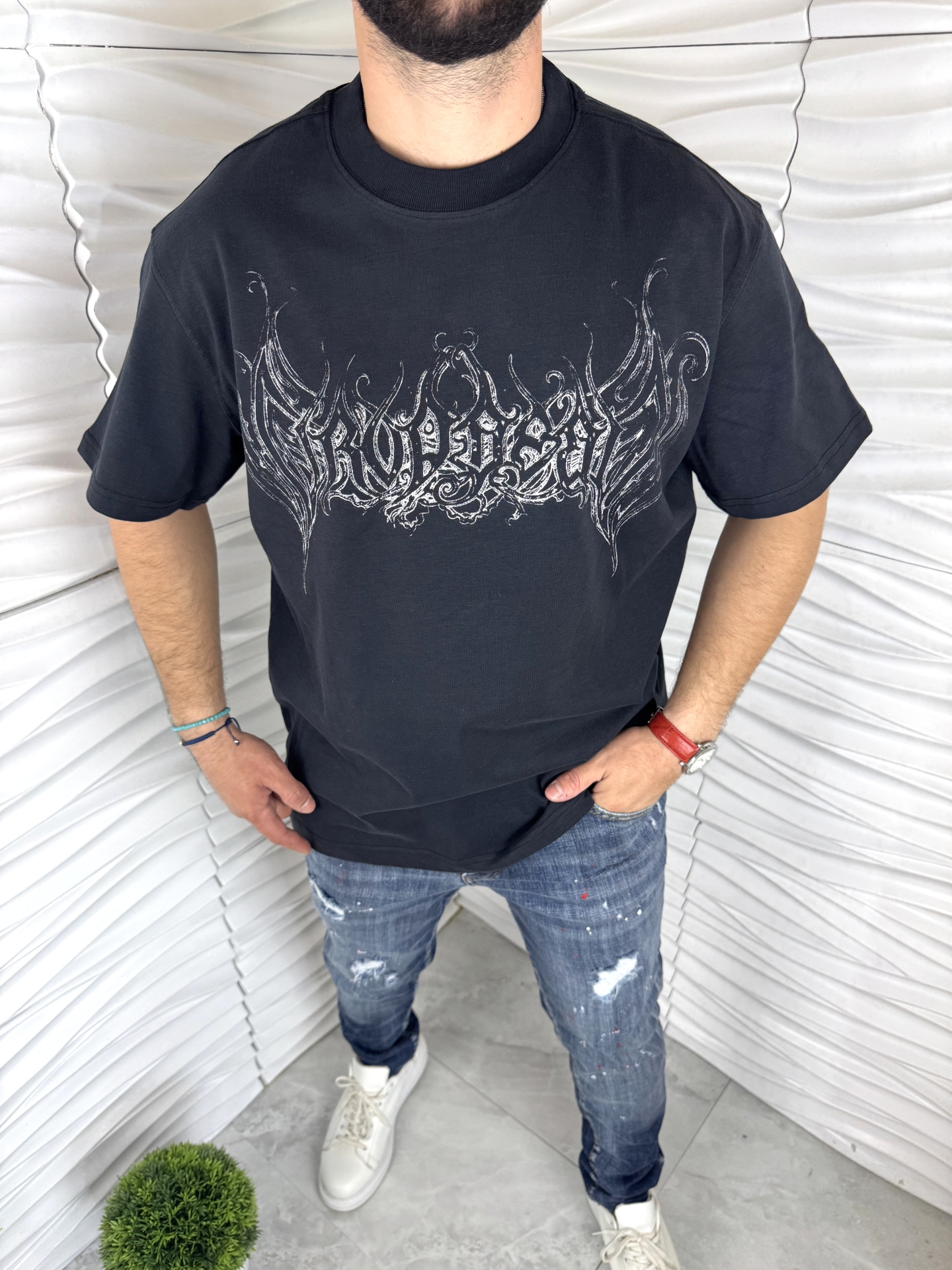 Мъжка тениска в черен цвят с надпис отпред