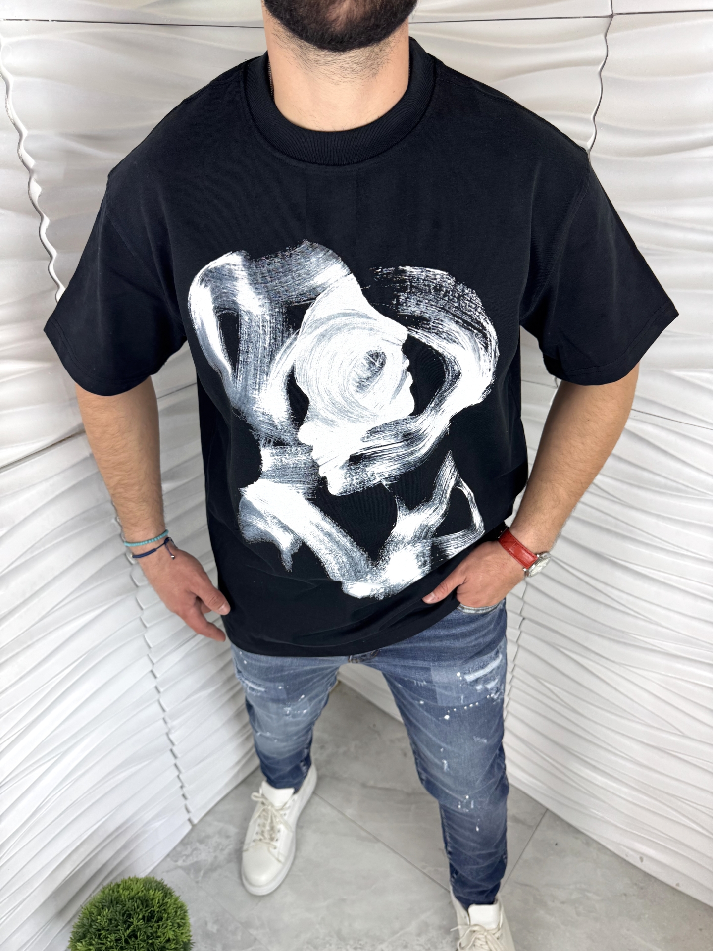 Мъжка тениска в черен цвят с бяла боя 