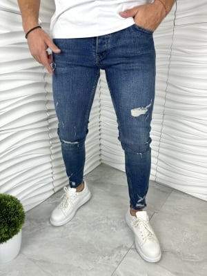 Мъжки сини дънки с кръпки и разнищени крачоли 