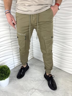 Мъжки спортни панталони със странични джобове в зелено 