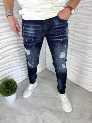 Мъжки дънки в тъмно син цвят с кръпки и пръски боя 