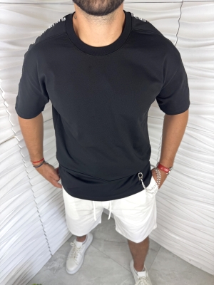 Мъжка тениска в черен цвят със аксесоар