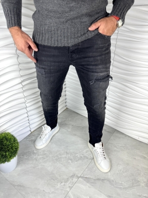 Мъжки дънки в  черен цвят с кръпки и ръб