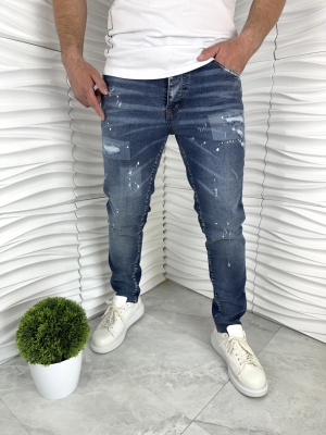 Мъжки дънки в син цвят с кръпки и пръски бяла боя