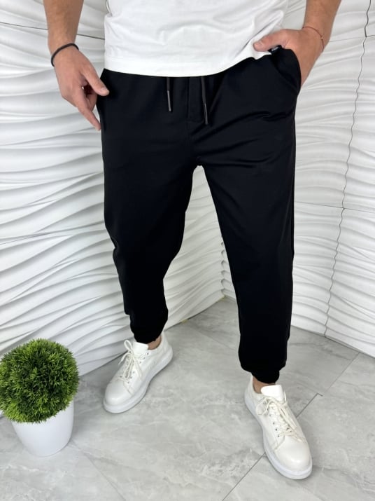 Мъжко изчистено спортно долнище в черно