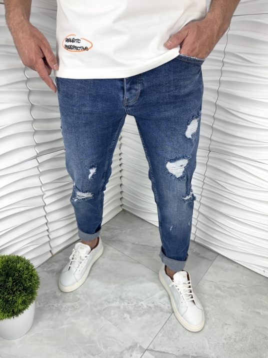 Мъжки дънки в син цвят с кръпки