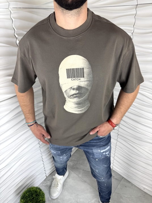 Мъжка тениска в сиво-кафяв цвят с щампа 