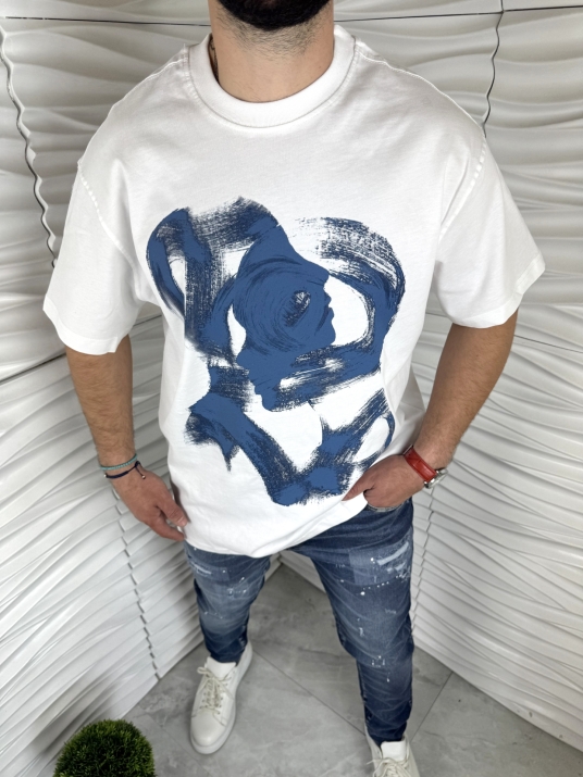 Мъжка тениска в бял цвят със синя боя 